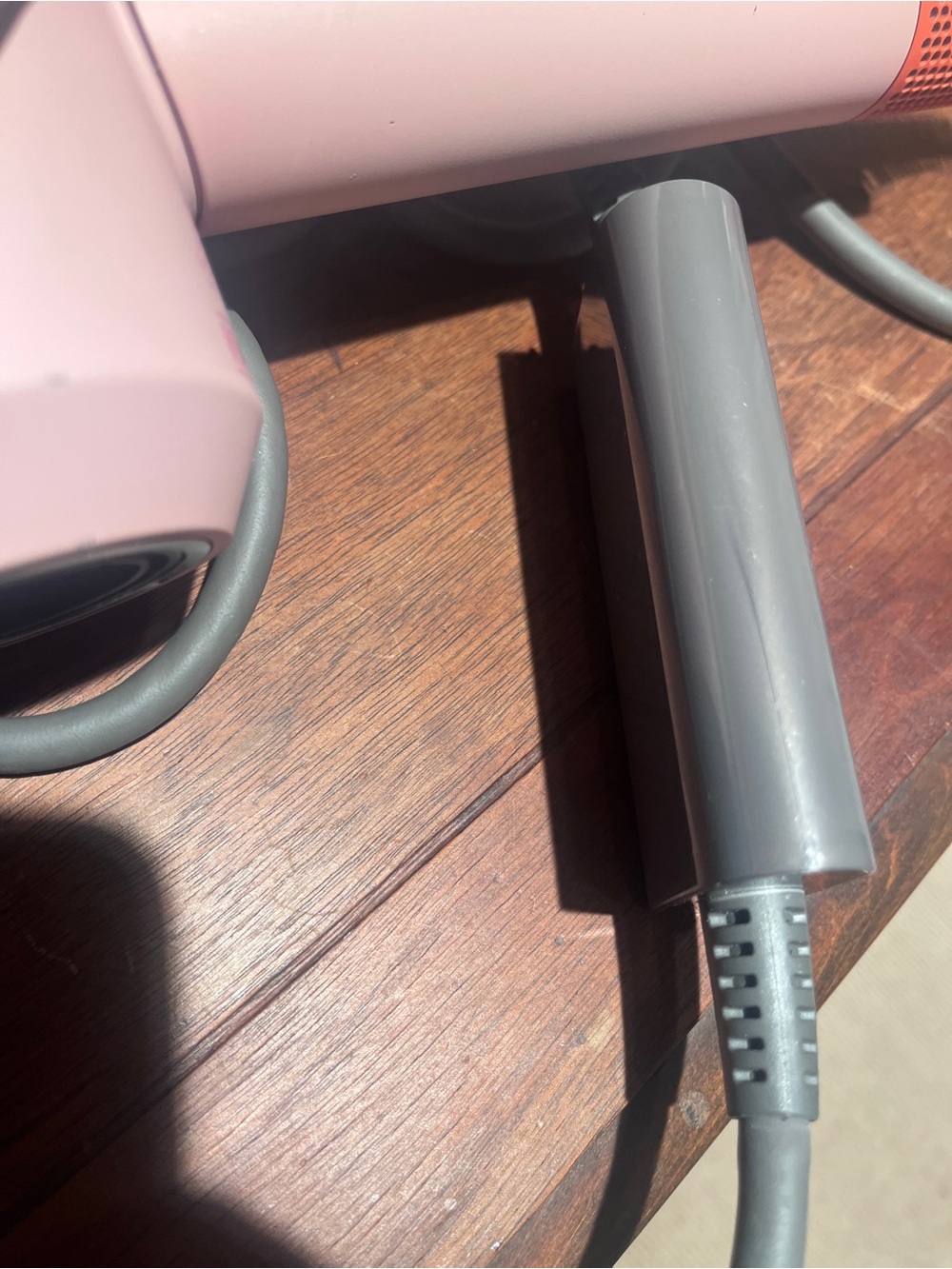 Dyson blow dryer candy pop edition - Picture 6 of 15